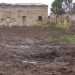 Uno degli antichi caseggiati presenti nell'area in cui  stato trovato il sito neolitico: sono evidenti, sullo spiazzo antistante, i lavori di livellamento operati dalle ruspe della ditta costruttrice delle villette